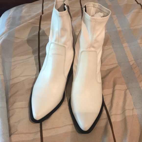 Leather slanted heel ankle boots. Never worn out - Picture 3 of 6